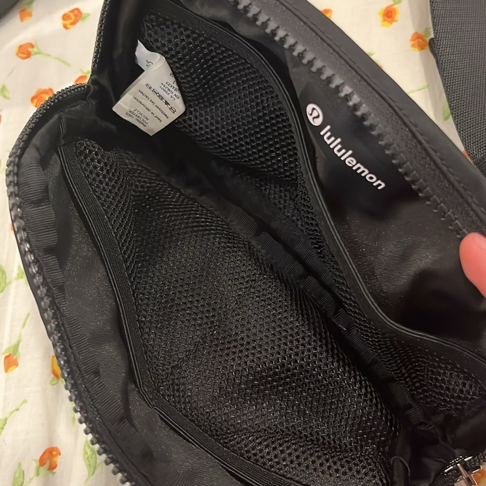 lululemon pouch. - Picture 5 of 7